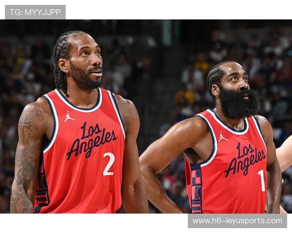 哈登被拍到与快船老板深夜谈话:交易? 哈登被拍到与快船老板深夜谈话:交易?