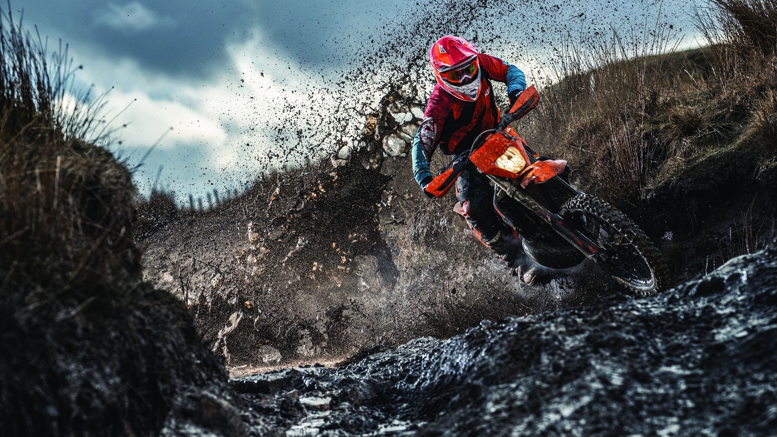 恩比德篮下脚步灵活连续打成高难度进攻，恩比德复出首战砍下24分8板2助3帽